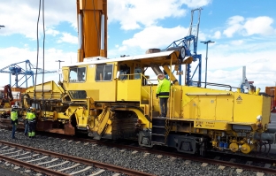 Plasser & Theurer USP 2000 SWS Schotterpflug, gebraucht